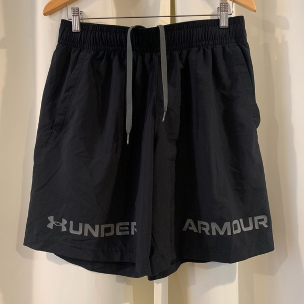 18 Men’s Underarmour loose‎ for shorts with logo size large